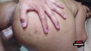 Preta dos peitos gigantes e natural fodendo o cu