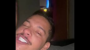 Fui no Shopping e vi o Pacote grosso na bermuda desse cara quando ele me viu ele pegou no PAU e me chamou e acabou indo pra casa dele da bem gostoso pra ele