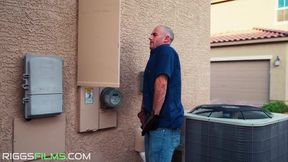 Curvy Gamer Girl Gets Steamy with the Repairman - A Wild Encounter!