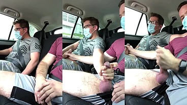 Dotado pegou Uber compartilhado e o outro passageiro bateu uma punheta junto no banco de trás quase rolou flagra