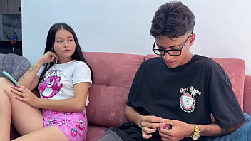 Chica sin hogar paga a due&ntilde_o de posada con su rico culo y se deja venir adentro de su co&ntilde_o.