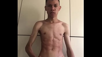 Novinho pauzudo pelado se exibindo gostoso