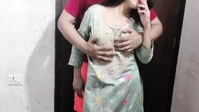 Chachi ki big bobs daba kar bathroom me pakad ke pel diya