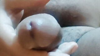 Nuoret öljytyt aasialaiset naiset, joilla on paksut kullit, satulaa perse panemassa web-kameralla kylpyhuoneessa