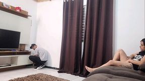 T&eacute_cnico flagra dona de casa se masturbando enquanto faz reparos