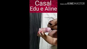 Casal Edu e Aline - Aline chupando e tomando gozada na boca no glory hole (buraco da gl&oacute_ria) na frente do corno - c&acirc_mera 1- Completo