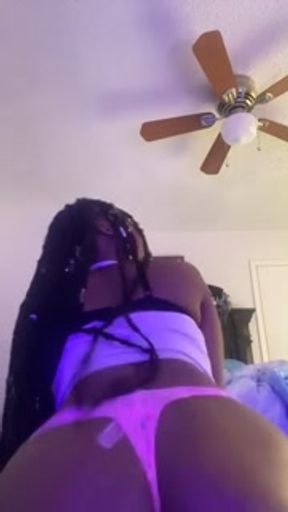 Twerking this fat ass with baby oil Hmu for custom videos or video calls ask about my new  snap