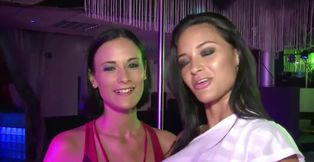 2 copines se rendent au club libertin