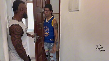 TATUADO COM TESÃO CHAMA O VISINHO TURISTA PRA FUDER