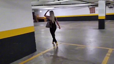 Vizinho safado, ficava de tocaia na garagem esperando a Maitê Hedonê todas as noites. Até que um dia conseguiu comer a buceta dela.