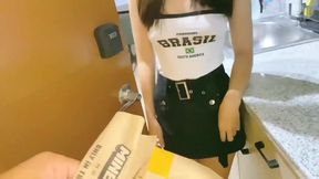 mau nganterin makanan ke hotel malah di ajak ngentot oleh wanita sange