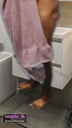 Peep into next door bathroom. අල්ලපු ගෙදර බාත් රූම් එකට ඔලුව දාලා කෙල්ල නානව හොරෙන් බැලුවා.