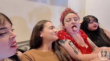FOUR GIRLS CHEWING GUM FETISH TOGETHER SFW 4K