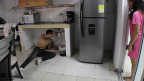 Llamo a mi amigo el plomero para que me arregle un da&ntilde_o y termina escurri&eacute_ndome su poca leche en mis nalgas PARTE 1