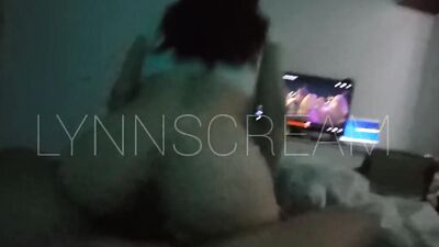 Nenita de papi se coge duro a su novio con sus padres en casa mientras ellos creen que mira Netflix