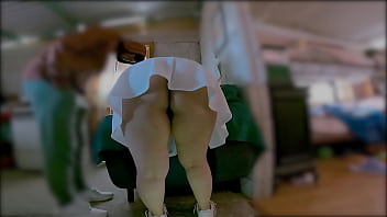 mi hermana trae a la casa a su amiga y desprevenida le grabo el gran culo que se carga