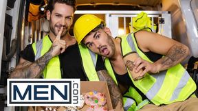 MÄNNER - Papi Kocic Schiebt Seinen Schwanz Durch Einen Der Köstlichen Donuts Und Lässt Pol Prince Ihn Lutschen