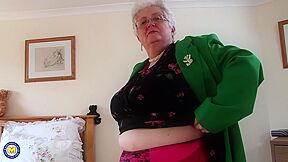 British Big Mature Grandma Playing With Herself - Caroline V