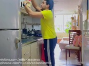 Mi hermanastro mayor me folla duro a pelo en la cocina y se corre dentro de mi culo gay apretado