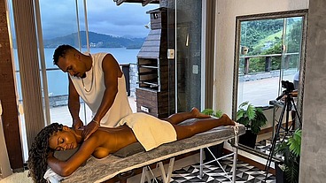 Eu só pedi uma massagem... mas quando é a gente, nunca é só isso. Meu marido preparou cada detalhe, o clima, o toque... e aos poucos a conexão foi falando mais alto.