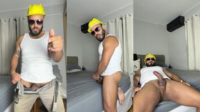 homem pedreiro gostoso e dotado fazendo striptease