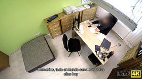 Loan4k. negociando con la dueña de la tienda de lencería desnuda