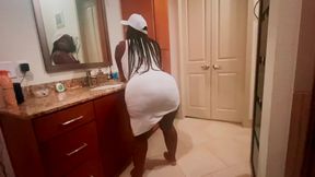 Dirty Diana Got a Cap on and She Looks Sexy