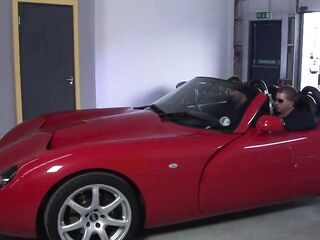 Big boobs babe snatch screwing weenie sucking vibrator playing in garage