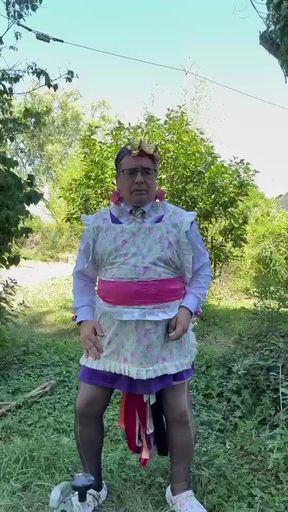 In gardener's clothes to pee on oneself