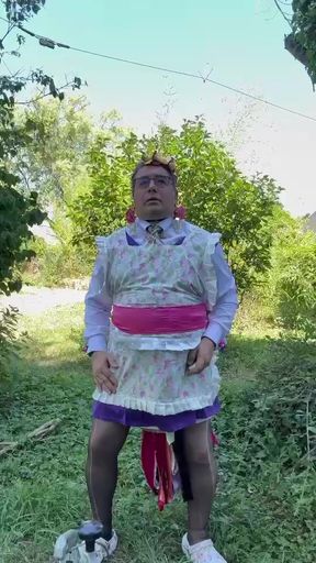 In gardener's clothes to pee on oneself