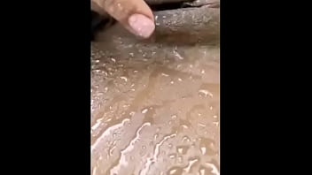 Essa morena esta toda molhada de tes&atilde_o querendo gozar com um ou dois rapazes dotado