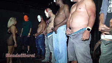 Gangbang no cine porno no centro de Sâo Paulo - Parte 1-3, tomando porra na boca de muitos machos