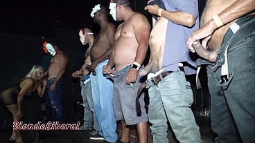 Gangbang no cine porno no centro de Sâo Paulo - Parte 1-3, tomando porra na boca de muitos machos