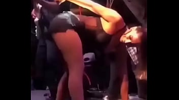 Anitta dan&ccedil_ando  no palco ao som da m&uacute_sica &quot_Popa da bunda&quot_