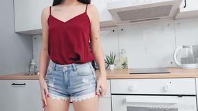 Hottie Rubs Pussy to Orgasm