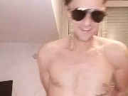 Sborro con camicia ed occhiali
