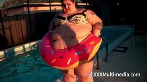 SSBBW Ivy Davenport Stuck In A Pool Inflatable