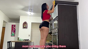Mi Deliciosa Madrastra Limpiando en Short y se le ve su Enorme Culo muy Provocativo