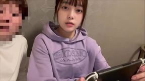 ゲームに夢中の彼女のジーンズをお尻まで半分脱がせて立ちバックでイかせてあげました。【同棲カップルのSEX】