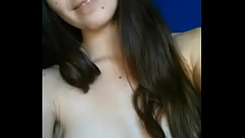 Colegiala muestra sus tetas a sus compa&ntilde_eros