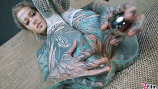 Anuskatzz shoves a stainless steel dildo up her ass