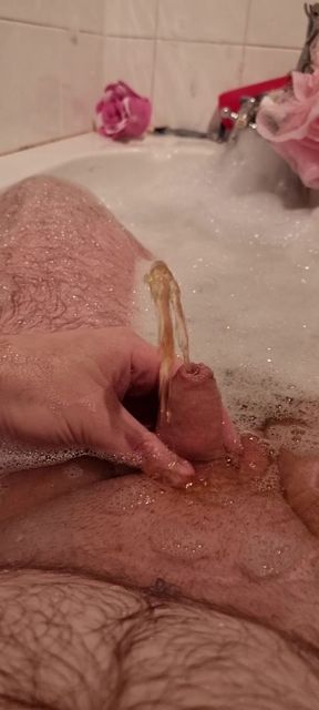 Little pee in the bath