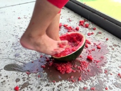 carla crush watermleon before smirni has to eat