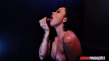 Morena safada chupando e dando o cuzinho na glory room - Agata Reis - Loupan Produções