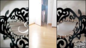 petite etudiante s amuse avec 2 toys ( un dildo et un vibro)