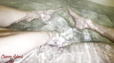 Fingering my pussy and exhibiting my feet at the bathtub