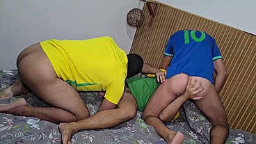 Homens assistindo jogo de futebol depois que acaba tudo pode acontecer.