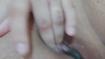 Tocando uma siririca at&eacute_ gozar gostoso