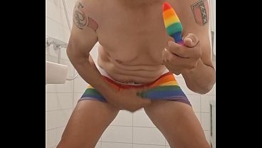 Vanmiddag onder de douche laat ik mijn Pride Regenboog Boxershort &amp_ mijn Pride Regenboog XL Buttplug zien.. Al snel kreeg ik een stijve lul   Ik begon mijzelf af te trekken. Doordat ik mijn kontgaatje ging vingeren kwam ik snel klaar met veel sperma..