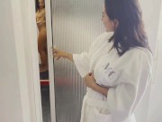 espio a mi amiga en el baño del hotel y me descubre! - Jenifer Play & Sofiof